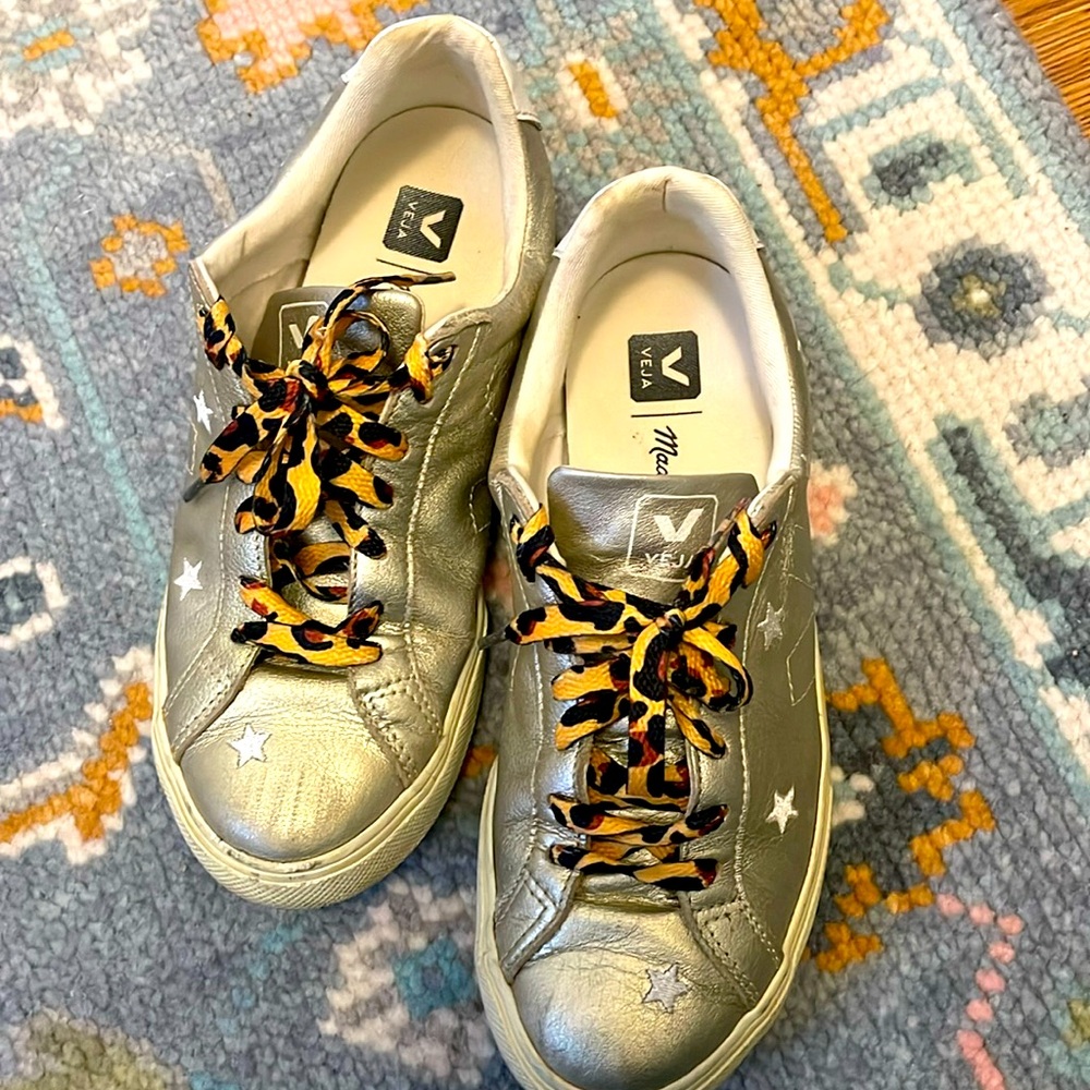 Veja by madewell
Metallic sneakers with star embroidery 
Size 8/39